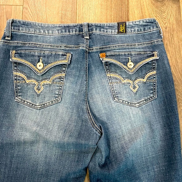 BOOTCUT AURA DENIM JEANS WITH BUTTON BACK POCKETS. SIZE 10. - Picture 4 of 9